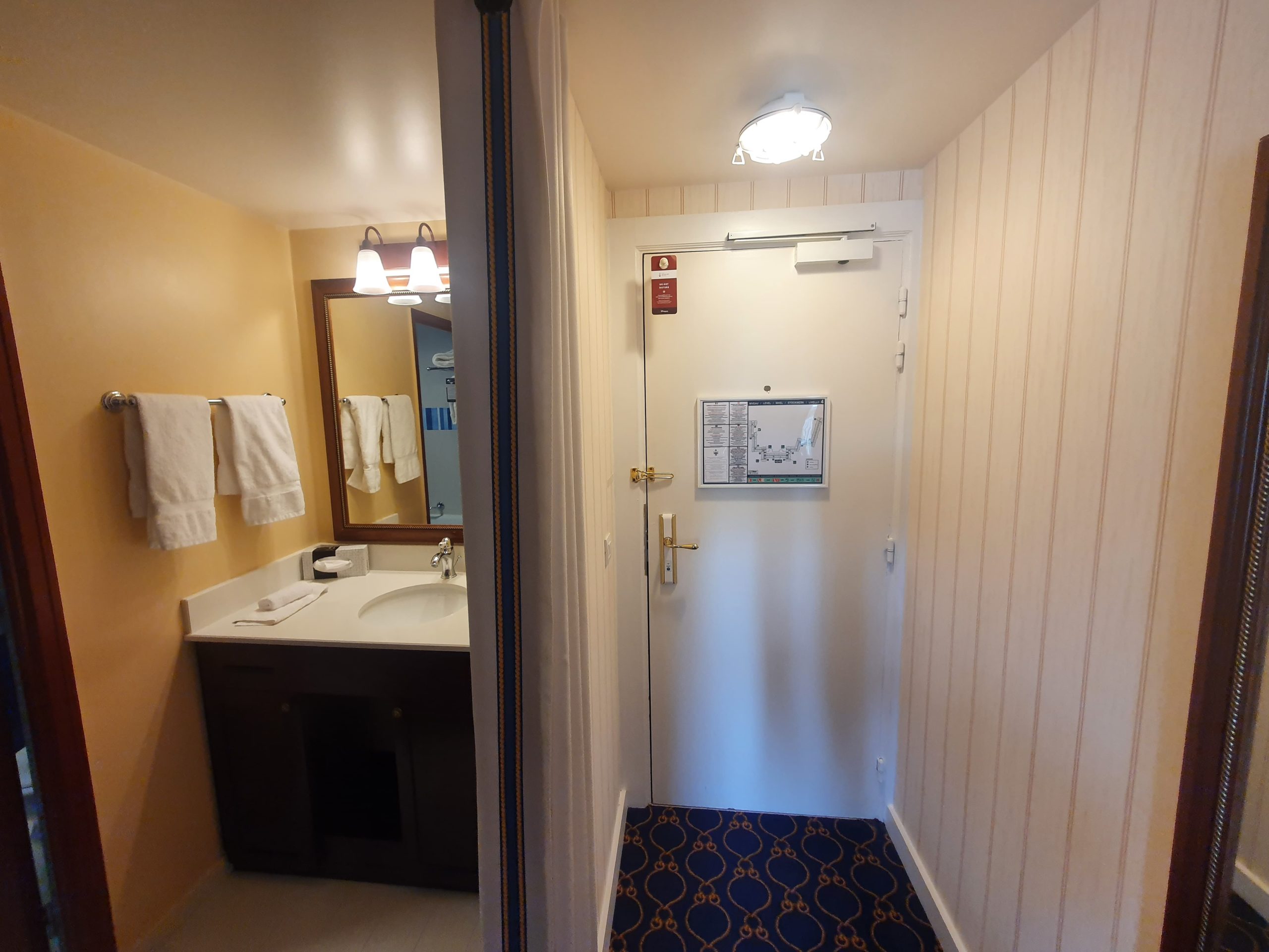 accés salle de bain hôtel Newport Bay Club de Disney Paris