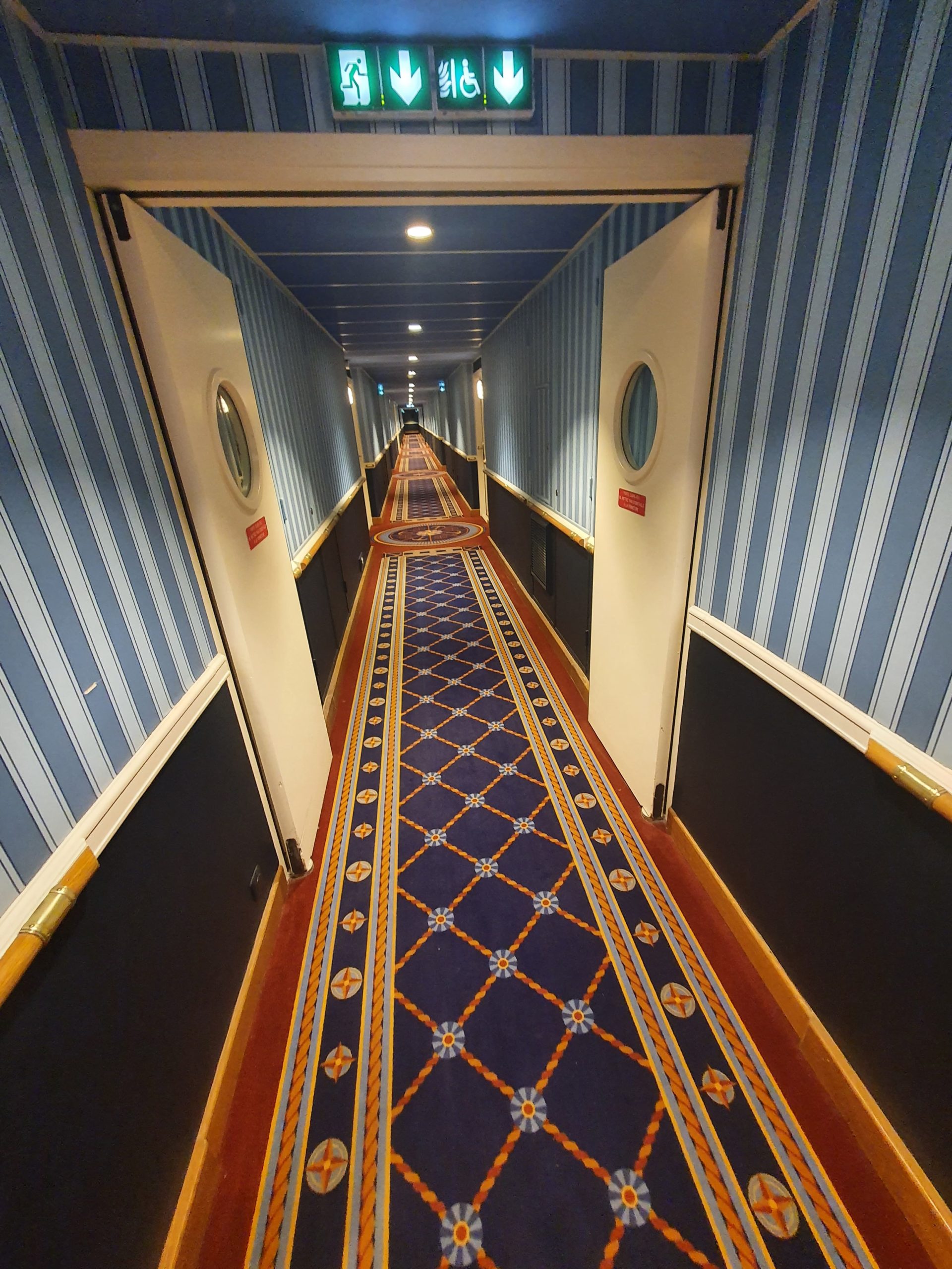 couloir hôtel Newport Bay Club de Disney Paris