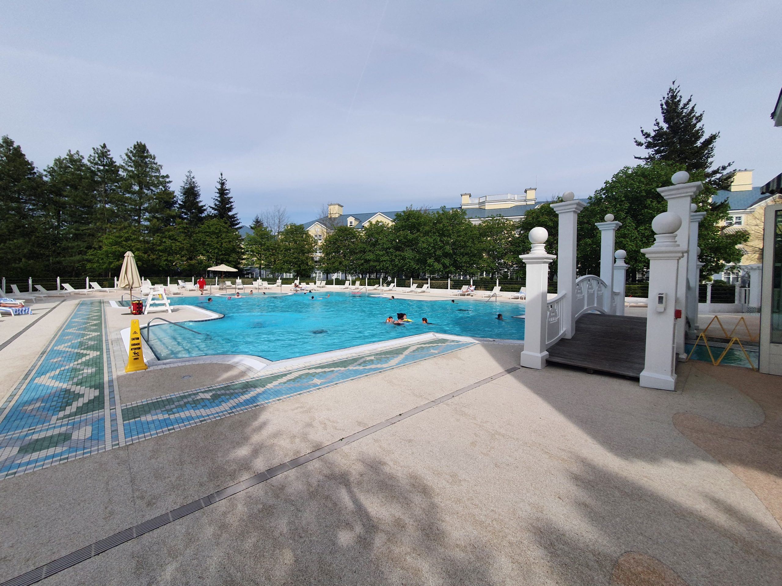 piscine extérieur hôtel Newport Bay Club de Disney Paris