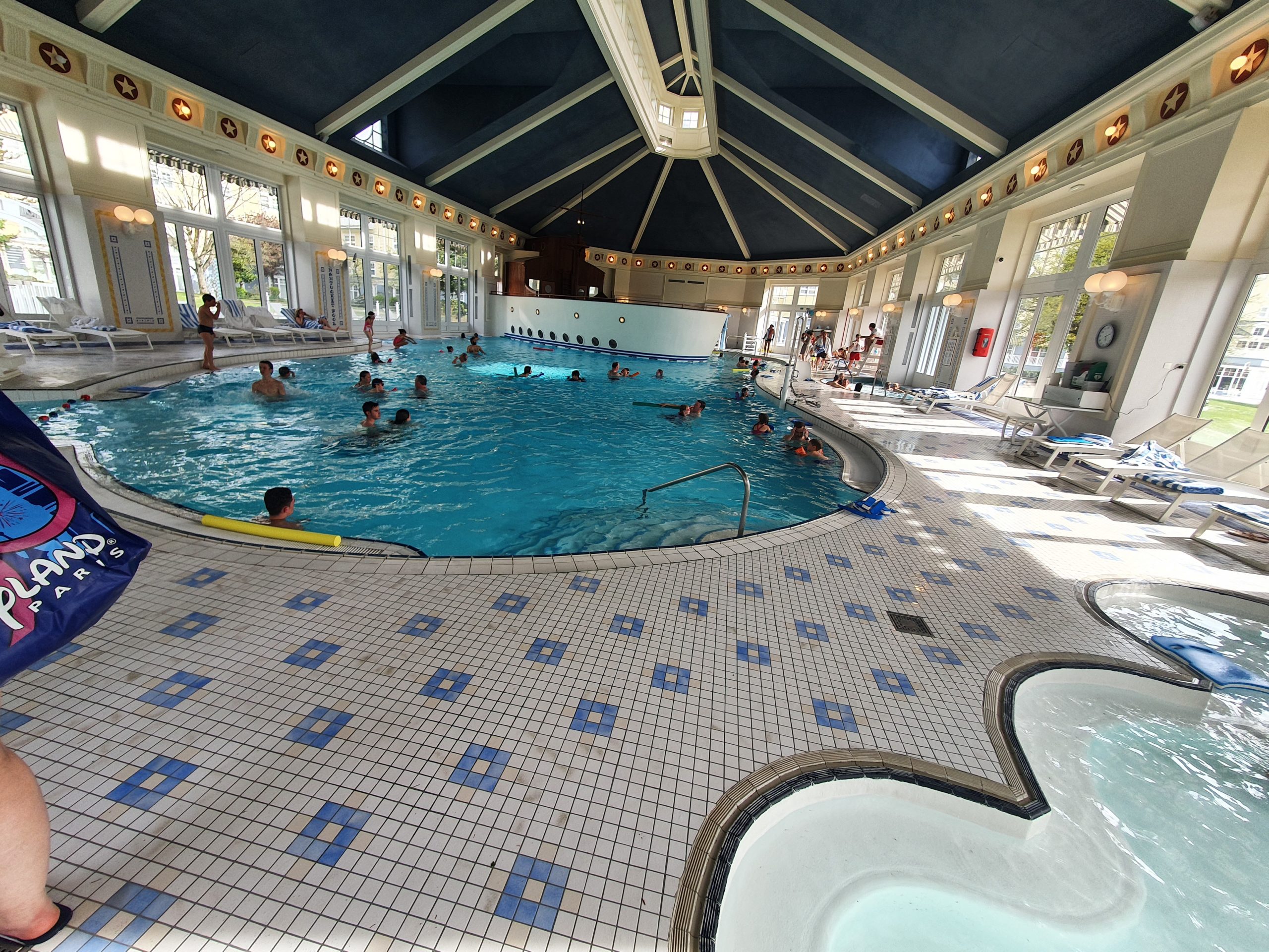 piscine intérieur hôtel Newport Bay Club de Disney Paris