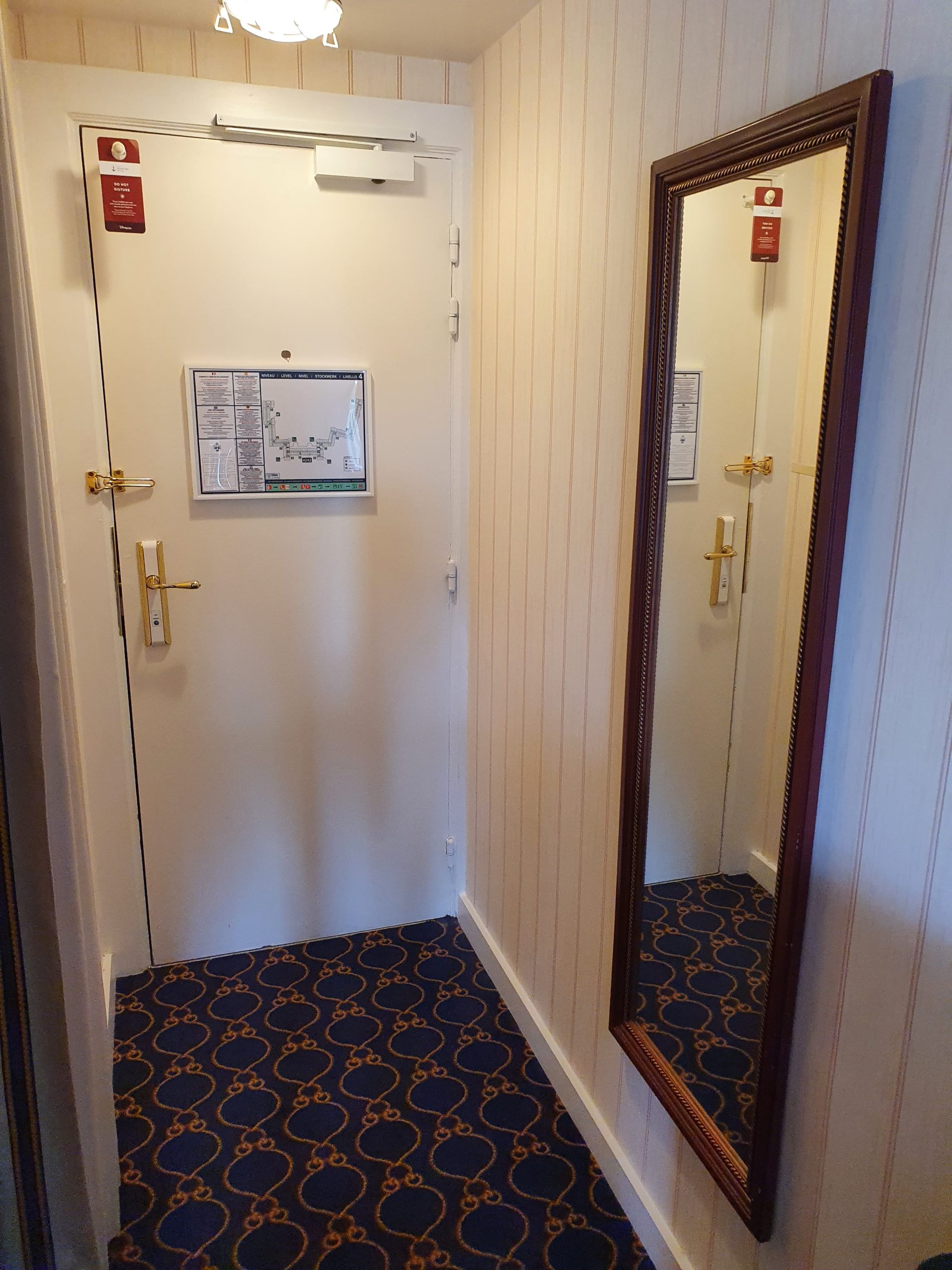 porte entrée hôtel Newport Bay Club de Disney Paris