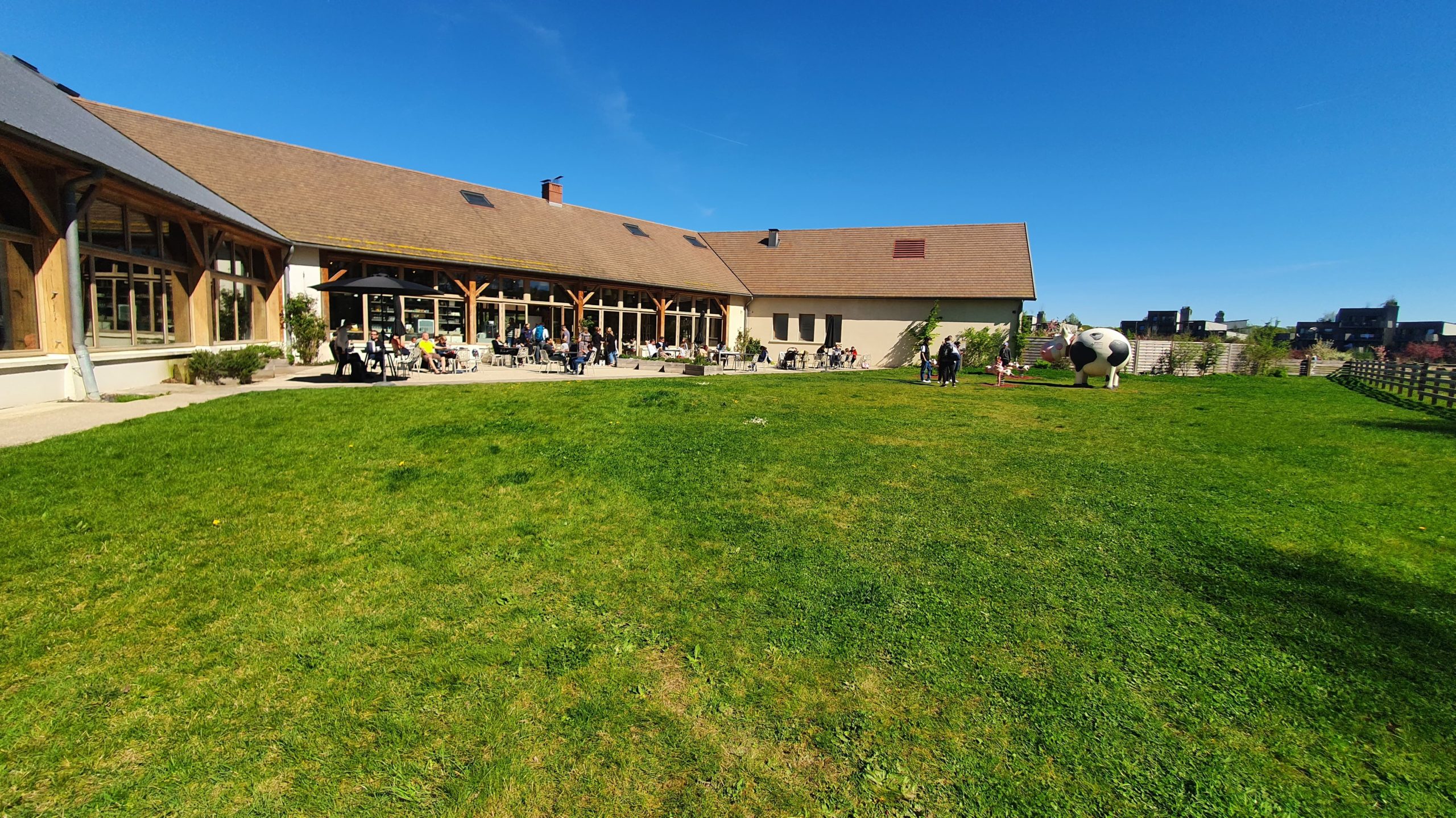 terrasse restaurant ferme pedagogique center parcs village nature paris