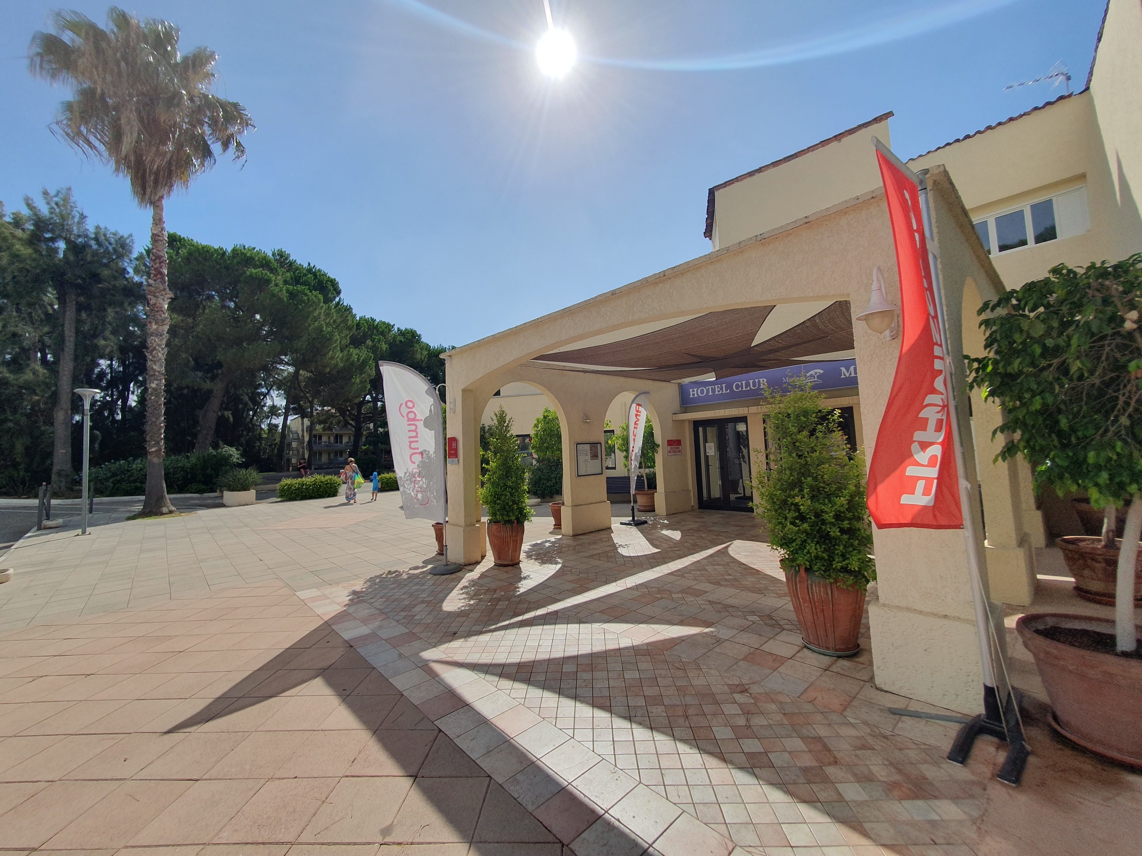 L'entrée de la réception de l'hôtel club Marina Viva de Porticcio.