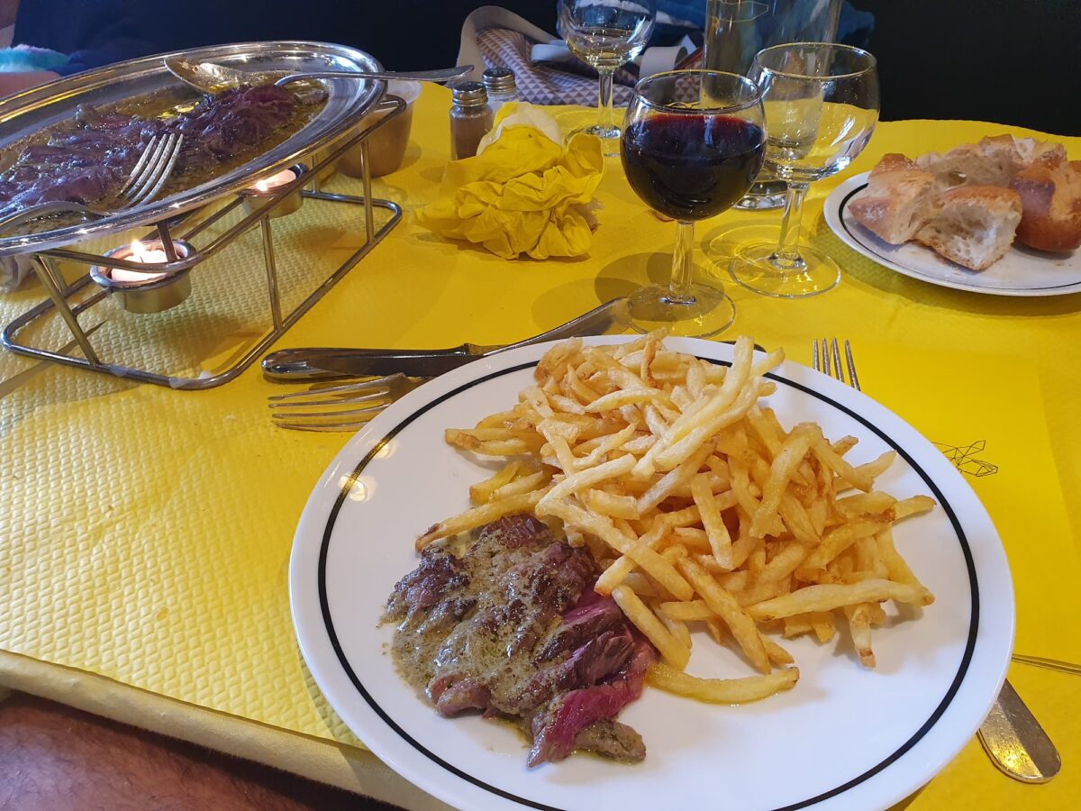 Le faux-filet/frites du restaurant L'Entrecôte.