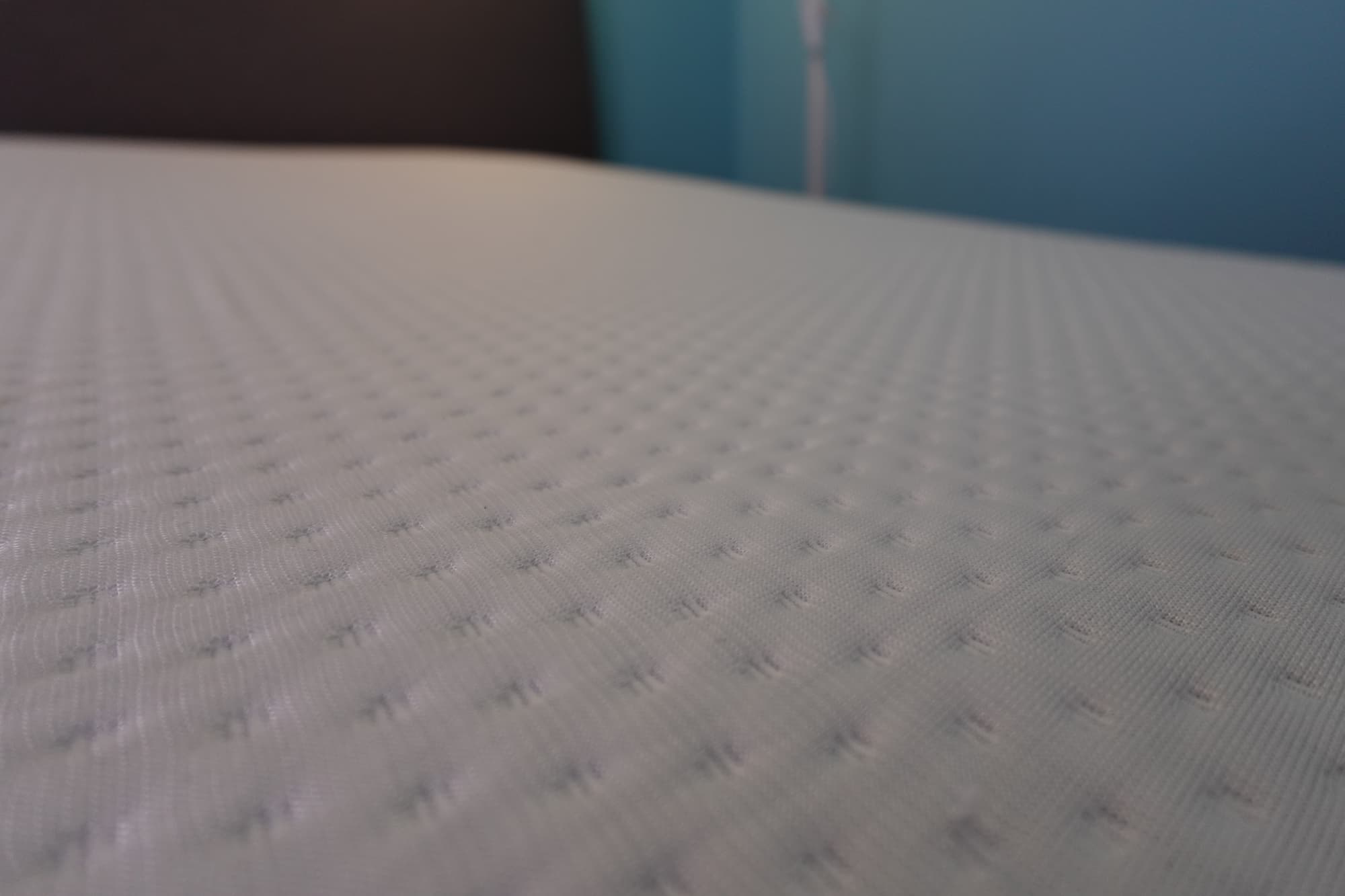 La texture aérée de la housse du matelas Emma Hybride II.