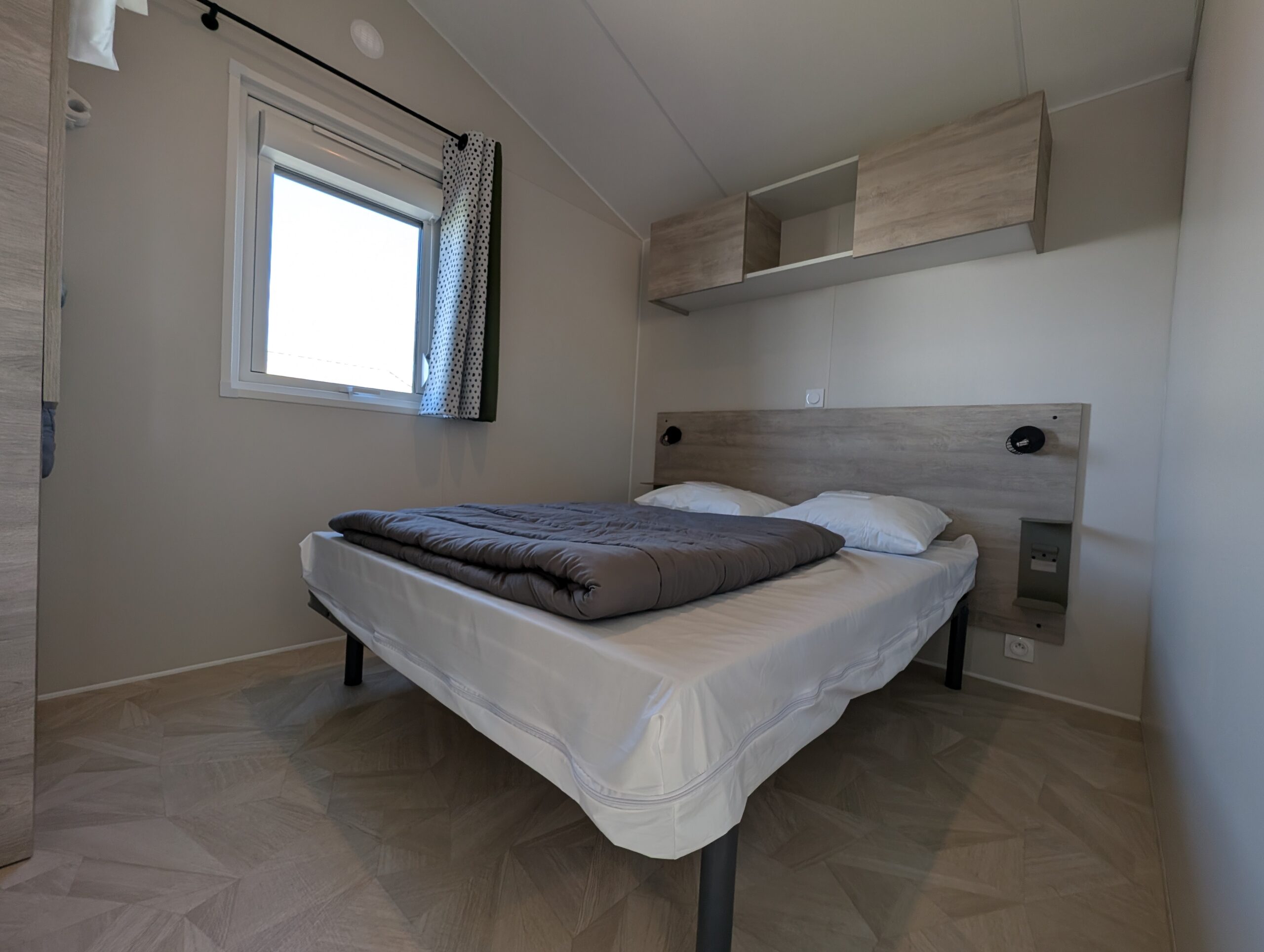 Grand lit mobil-home Omaha Beach