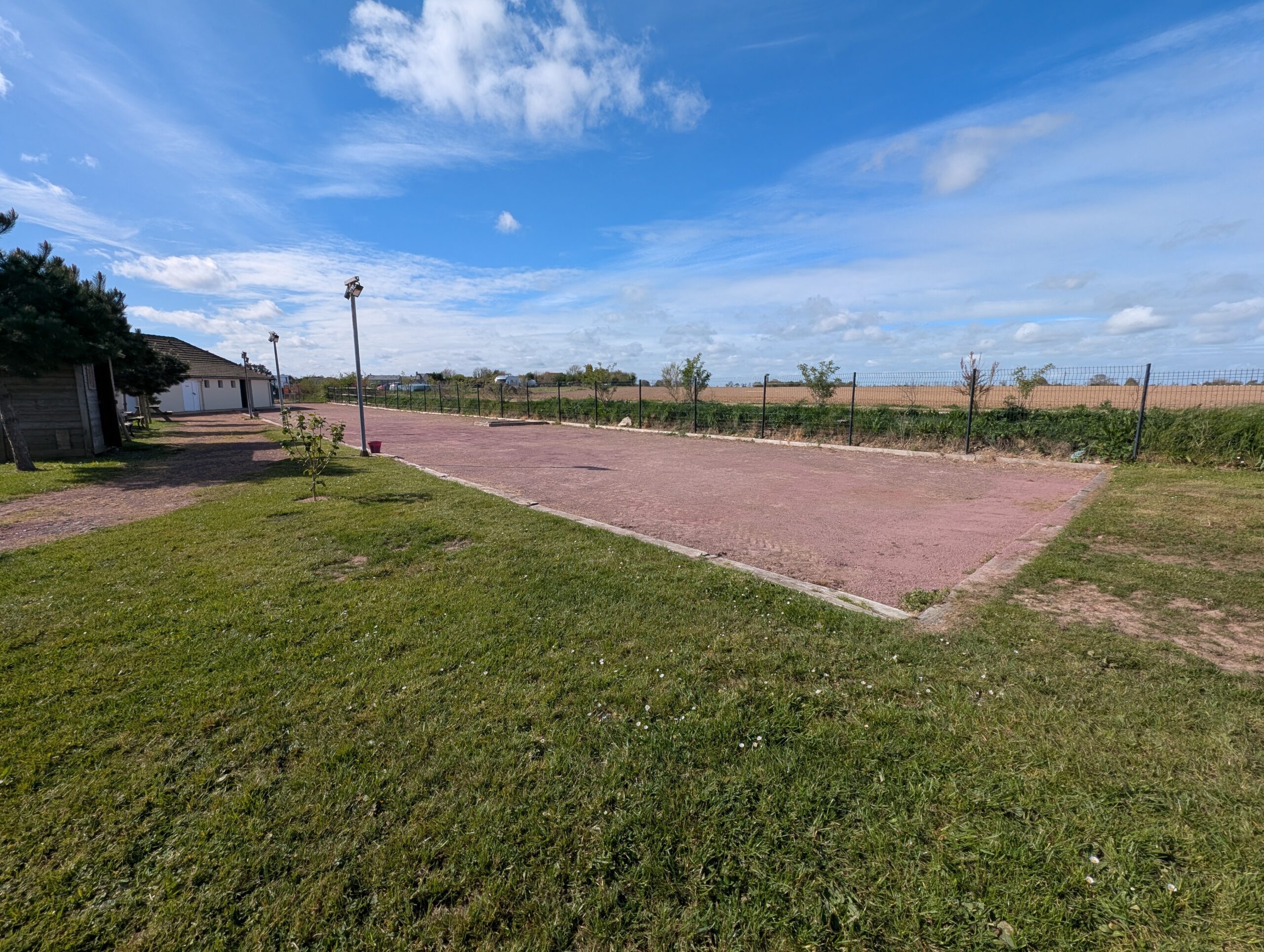 Le terrain de pétanque du camping Omaha Beach