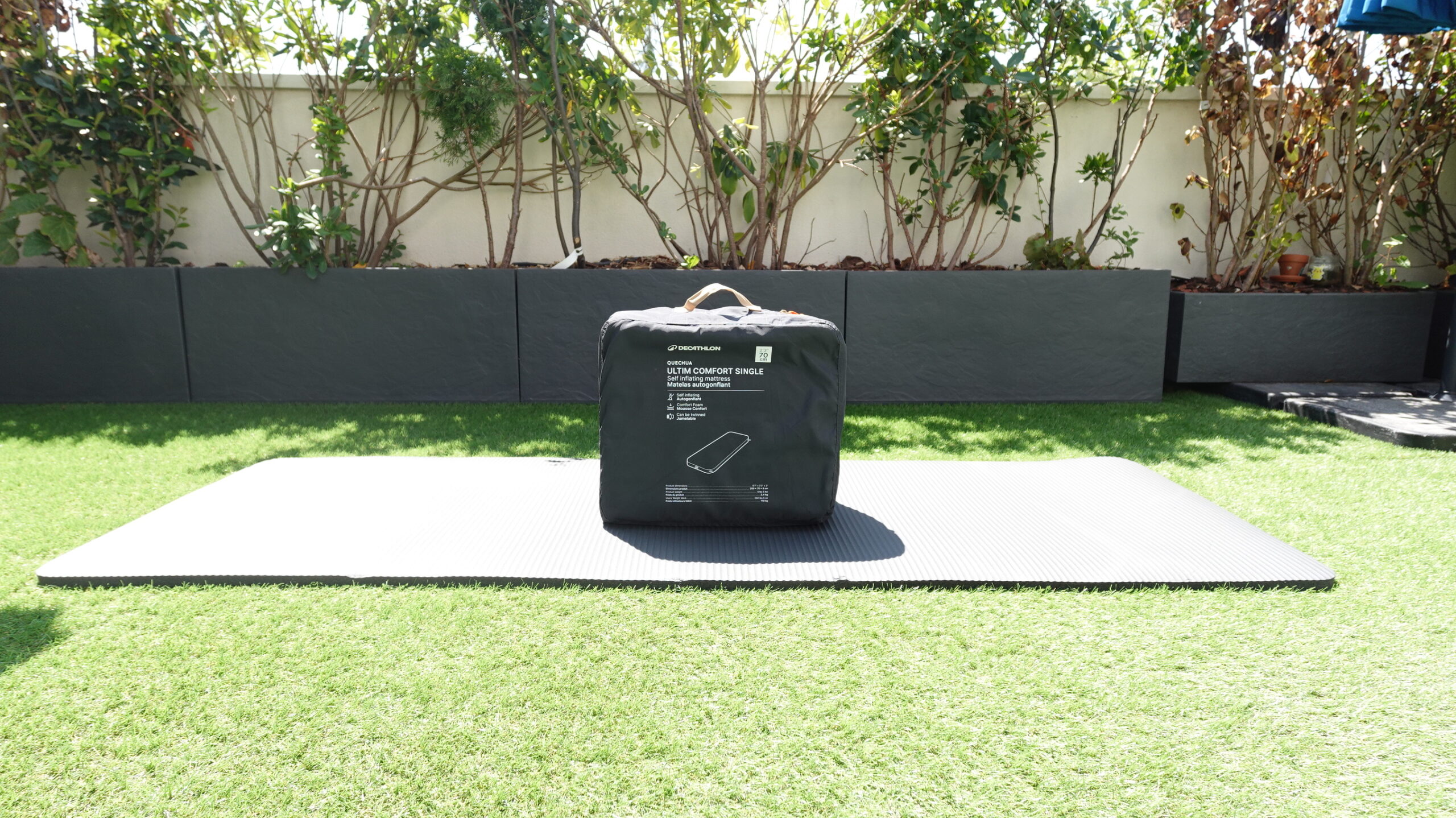 Matelas autogonflant Ultim Confort Quechua dans son sac de face.