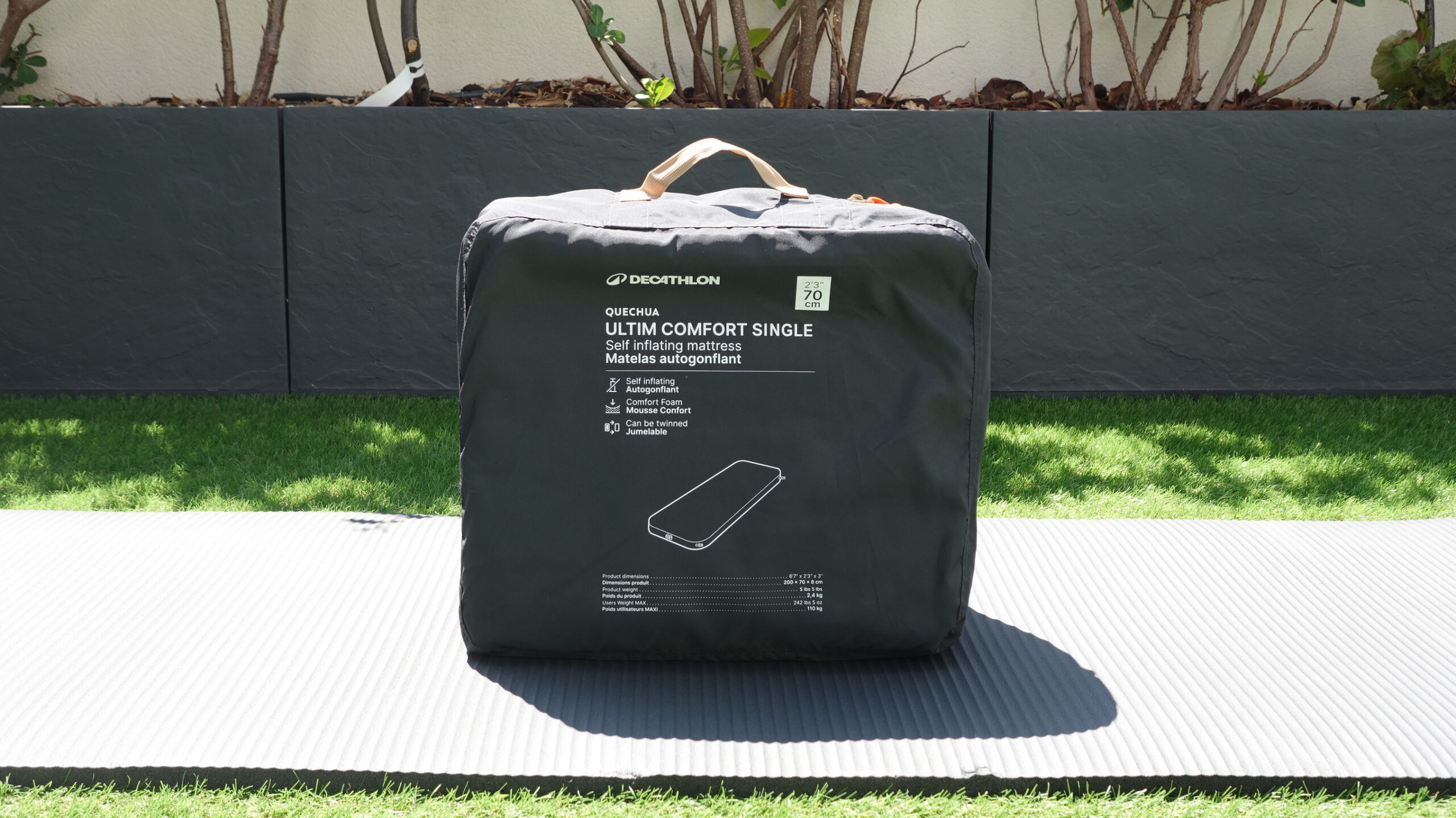 Matelas autogonflant Ultim Confort Quechua dans son sac de face.
