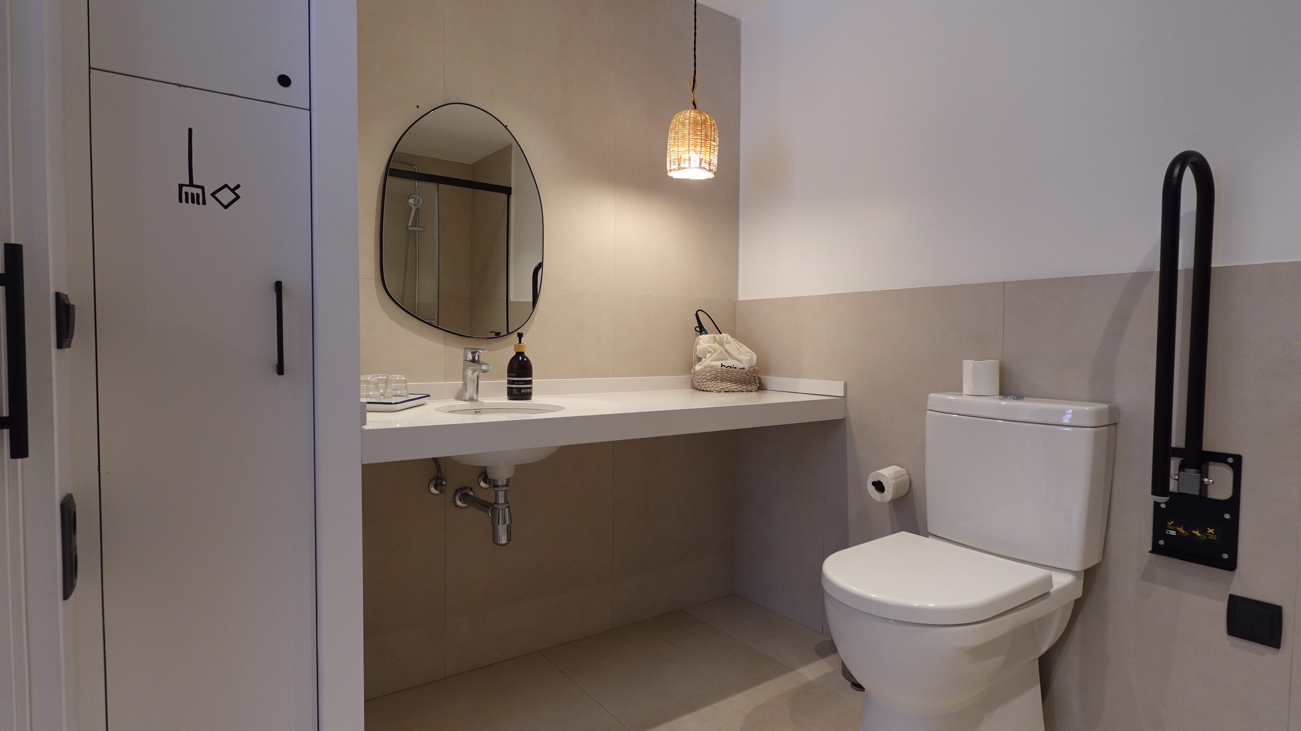 toilettes hostal grau